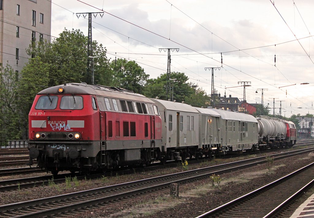 225 117-1 & 225 024-9 am Spritzzug in Köln West am 11.05.2013