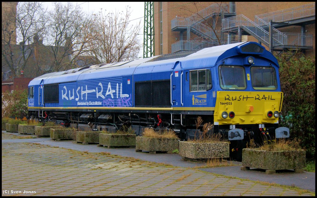266 025-6 (BRLL/Rush Rail) in Krefeld-Hbf am 21.12.2012.  