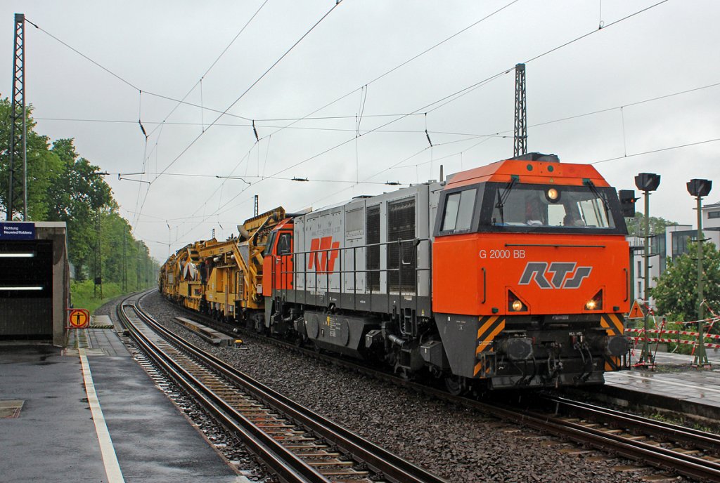 272 205-4 der RTS mit Bauzug bei der Durchfahrt durch Rhndorf am 06.05.2012