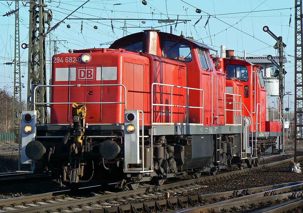 294 682-0 mit 362 540-7 bei der Ausfahrt aus dem Gbf Kln Gremberg am 18.2.2010
