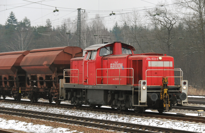294 833-9, aufgenommen bei der Durchfahrt durch Neuoffingen, am 25.02.11.