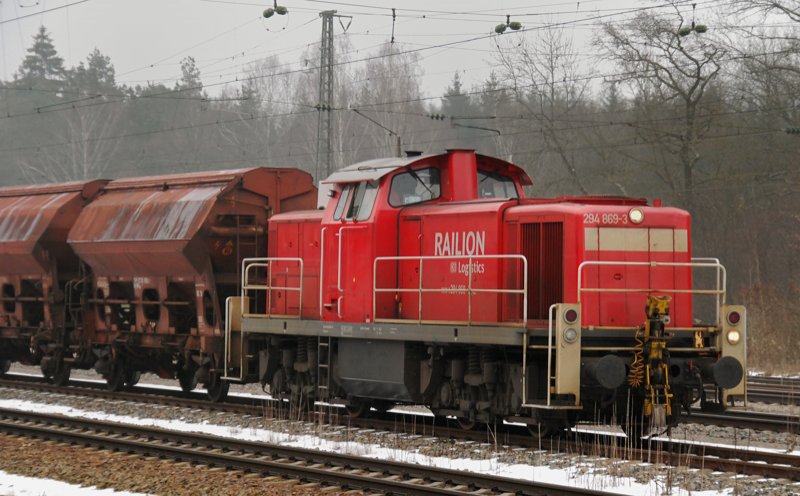 294 869-3, aufgenommen am 22.01.10, bei der Durchfahrt durch Neuoffingen, Strecke Augsburg-Ulm.