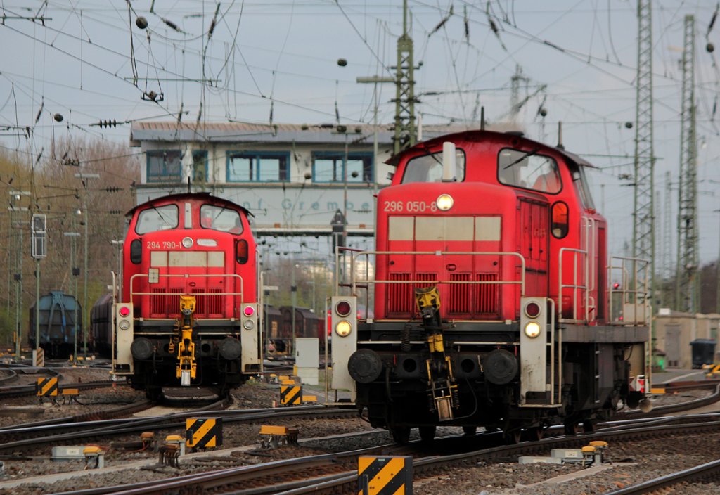 296 050-8 & 294 790-1 in Gremberg am 31.03.2012