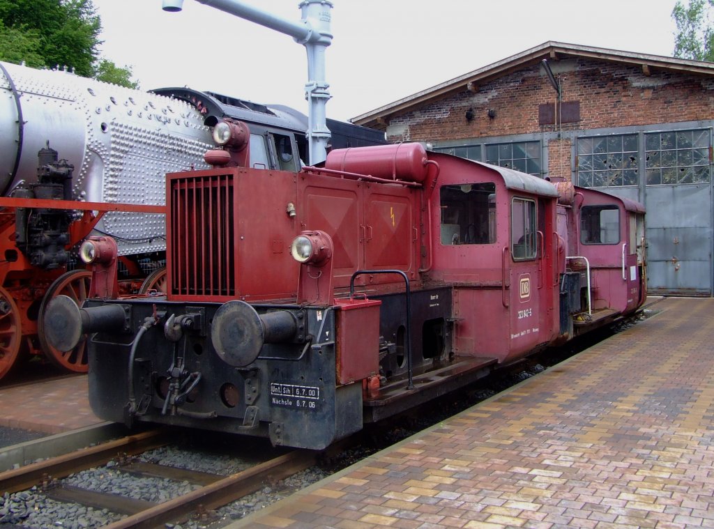 323 842-5 (Kf II) steht am 30.05.2010 in Westerburg vor der alten Lokstation der Westerwlder Eisenbahnfreunde WEF 44 508 e.V., dahinter steht 323 864-9. Die 323 842-5  Die Lok wurde 1960 (Fabr.-Nr. 13210) bei der Firma Jung in Jungenthal bei Kirchen/Sieg gebaut und an die DB als  Kf 6772   ausgeliefert. 1968 erfolgte die Umzeichnung in  323 842-5, die Ausmusterung bei der DB erfolgte 1996.