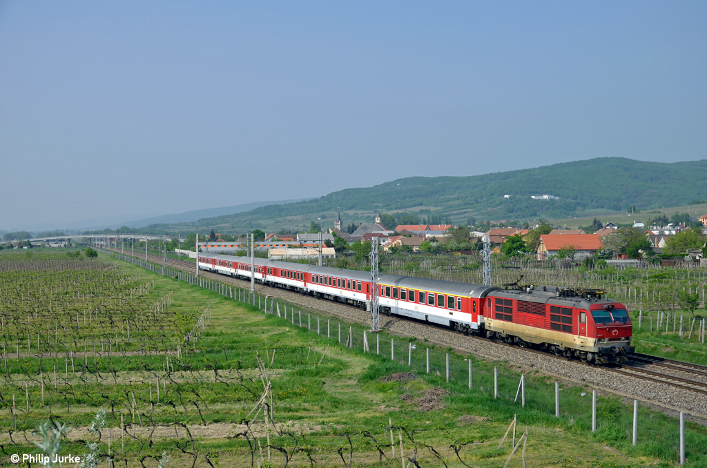 350 007-1 mit dem IC 503 von Bratislava hl.st. nach Kosice am morgen des 01.05.2013 bei Prezinok zast.
