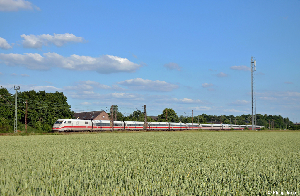 401 053-4 mit dem ICE 1024 nach Hamburg-Altona am 17.06.2012 in Langenfeld(Rhld).