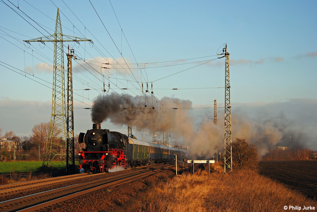 41 360 (E10 1239 am Zugschluss) mit dem DZ 342 nach Rdesheim am 10.12.2011 in Hrth