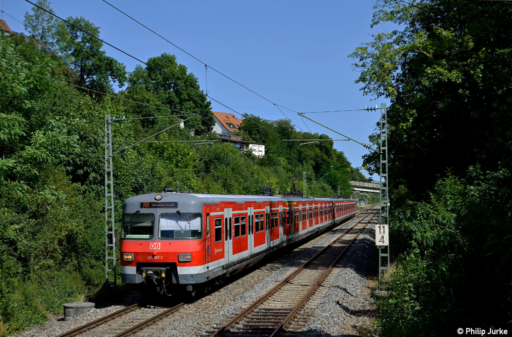 420 467-3 + 420 438-4 mit der S6 nach Weil der Stadt am 19.08.2012 in Höfingen.