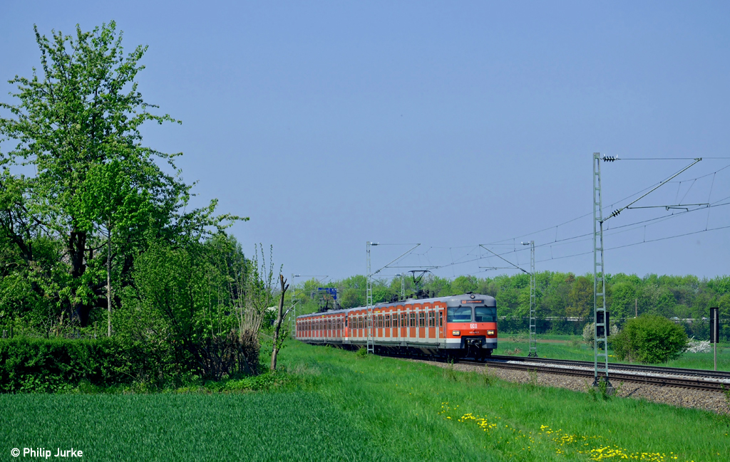 420 488-9 und 420 457-4 mit der S6 von Weil der Stadt nach Stuttgart Schwabstraße am 05.05.2013 bei Weilimdorf.
