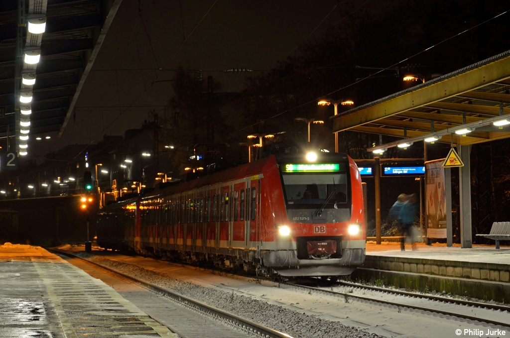 422 027-2 und 422 057-0 mit der S8 nach Mnchengladbach Hbf am 07.12.2012 in Wuppertal-Barmen.