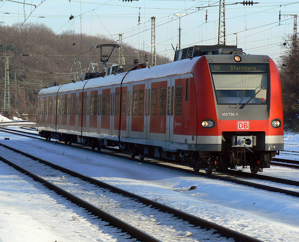 423 734-3 der S-Bahn Mnchen rollt mit neuen Radstzen durch Kln West am 30.12.2010 