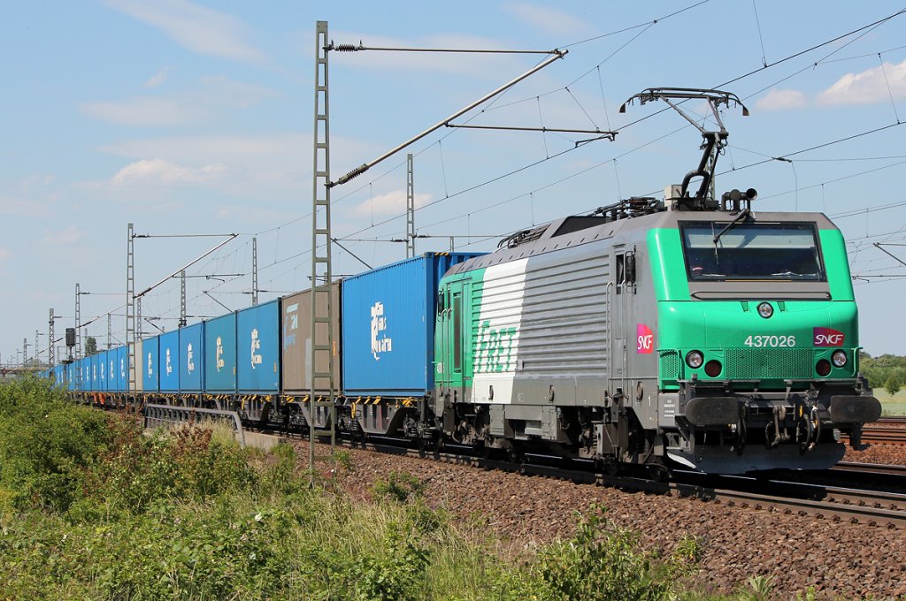 437026 der SNCF/FRET mit der blauen Wand hinter Porz(Rhein) am 30.05.2011