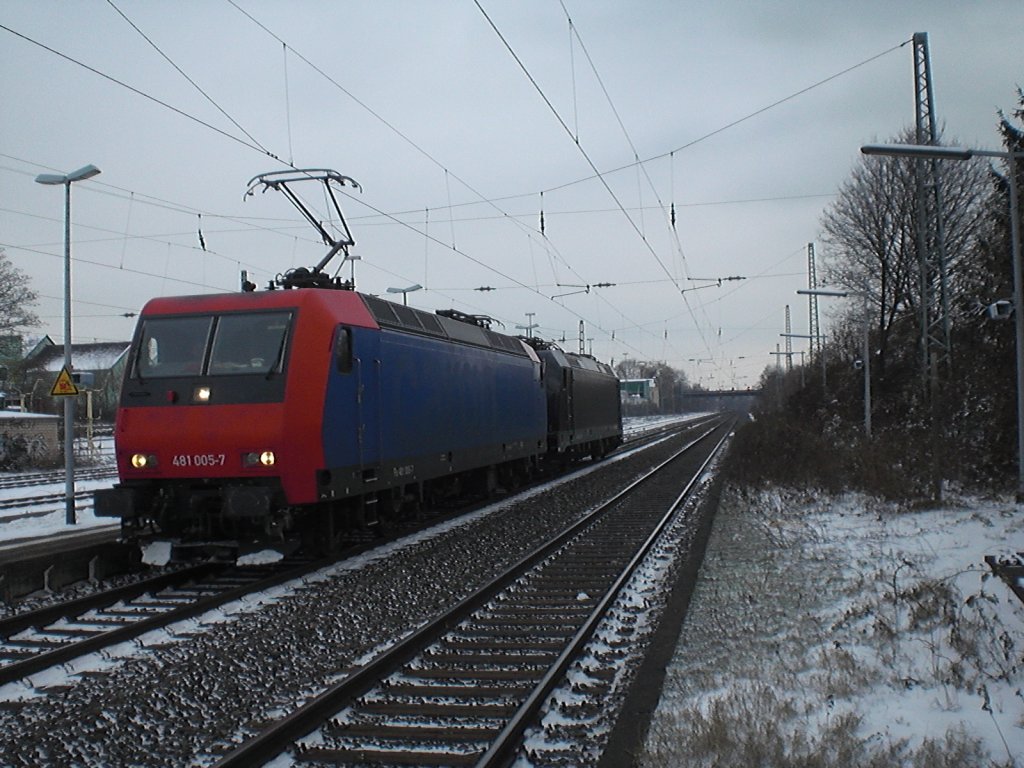 481 005-7 eine ehemalige SBB Cargo Lok am 14.12.2010 in Bonn-Beuel mit  185 569-1 im schlepp.