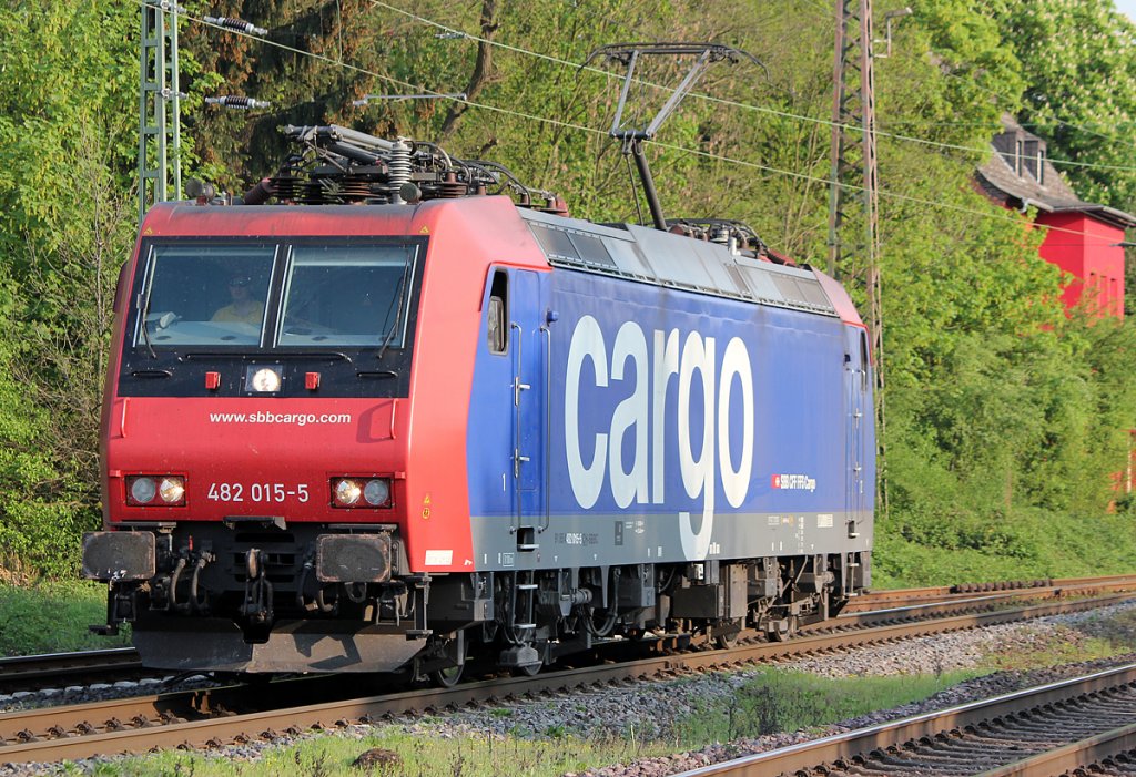 482 015-5 der SBB Cargo Lz in Ratingen Lintorf am 20.04.2011, Gru an den Tf !