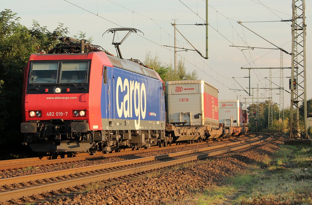 482 019-7 der SBB Cargo in Porz Wahn am 15.09.2011