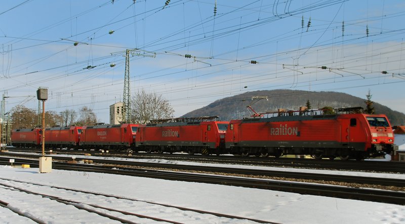 5er-Lok-Zug! Aufgenommen am 21.02.10, bei der Durchfahrt durch Treuchtlingen. Loknummern: 189 064-9 + 189 002-9 + 185 294-6 + 185 388-6 + 152 043-6.