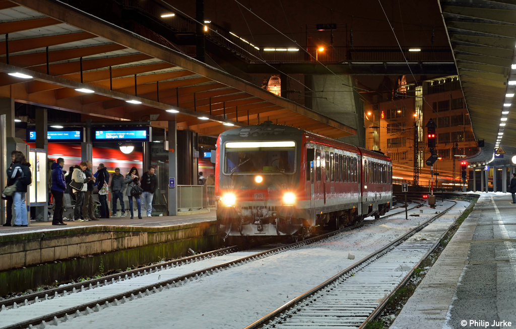 928 508-0 als RB 31721 nach Solingen Hbf am 07.12.2012 im Wuppertaler Hbf.