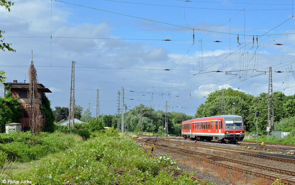 928 532-0 mit der RB 11883 von Neuss nach Grevenbroich am 21.06.2013 bei der Einfahrt in den Gerevenbroicher Bahnhof.
