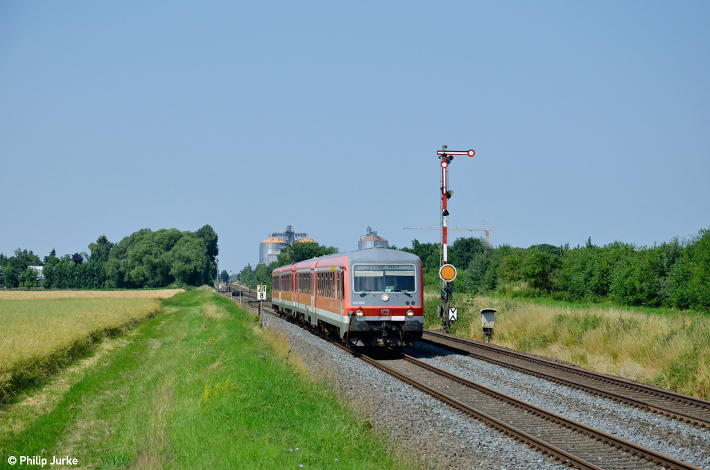 928 675-7 und 628 526-5 mit dem RE 12085 von Kln nach Trier am 07.07.2013 bei Derkum.
