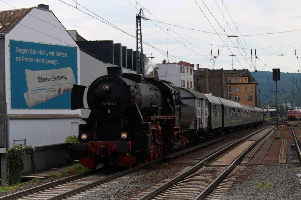 Am 22.05.2011 kommt 52 4867 der Historischen Eisenbahn Frankfurt durch Koblenz Stadtmitte. 