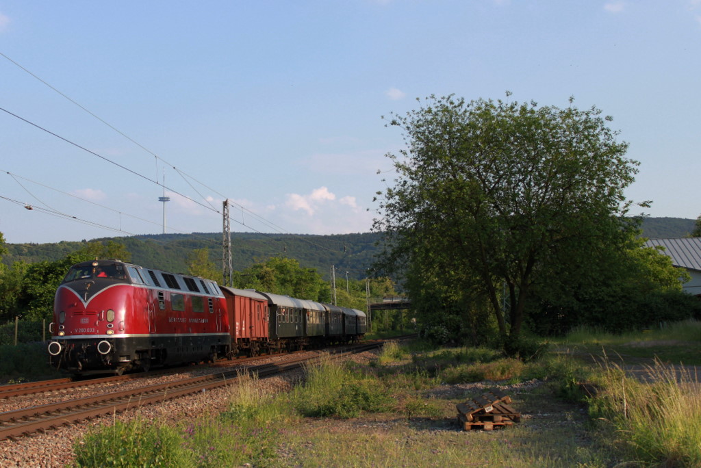 Am Abend des 21.05.2011 kommt die V200 033 aus Trier durch Gls fahren