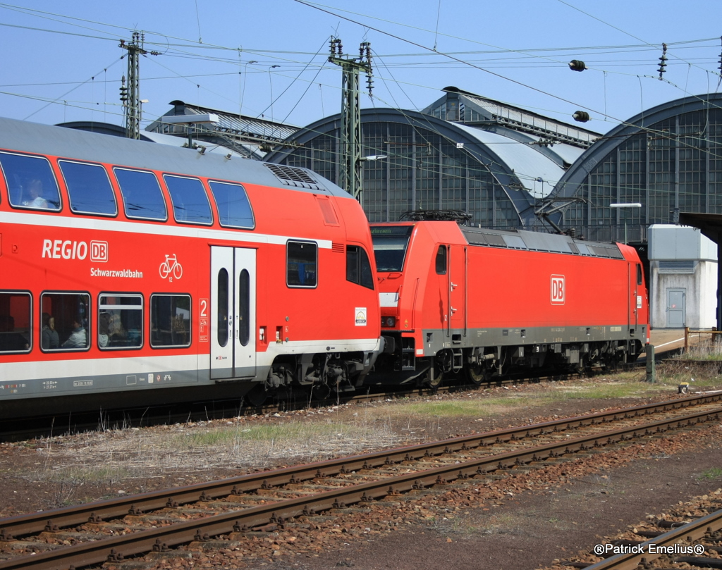 Am Wochenende verkehrne die dreiteiligen Dosto-Garnituren als Doppeltraktion und so sind zwei Loks am Zug. Leider wei ich die Baureihen Nummer nicht mehr. am 18.04.2010 in Karlsruhe
