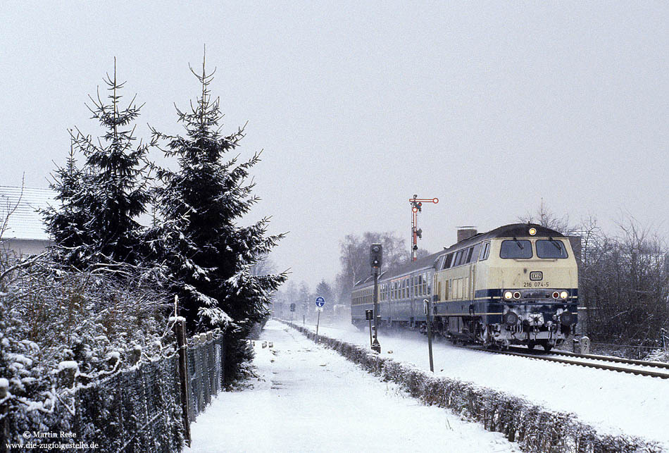 Auch im Jahr 1985 gab es Winter - und trotz dem waren die Zge pnktlich! Am zweiten Tag des Jahres 1985 fhrt die Braunschweiger 216 074 mit dem N7662 von Paderborn nach Bielefeld, fotografiert nahe Paderborn Nord.