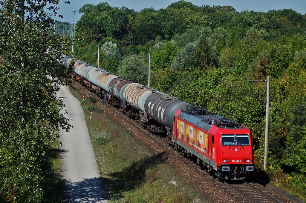 Auf dem Weg nach Milbertshofen ist die 185er von HGK.
In München Nord Rbf, konnte die mit der Teilwerbung   Heizprofi  abgelichtet werden.
Aufgenommen am 06.09.2010.