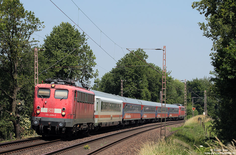 Auf ihre alten Tage kommen die Lokomotiven der Baureihe 115 noch einmal zu planmäßigen IC-Ehren. Mit dem IC2862 (Hamm - Bonn) fährt die inzwischen 52 Jahre (!) alte Dame nahe Gruiten in Richtung Köln. 23.6.2010 
