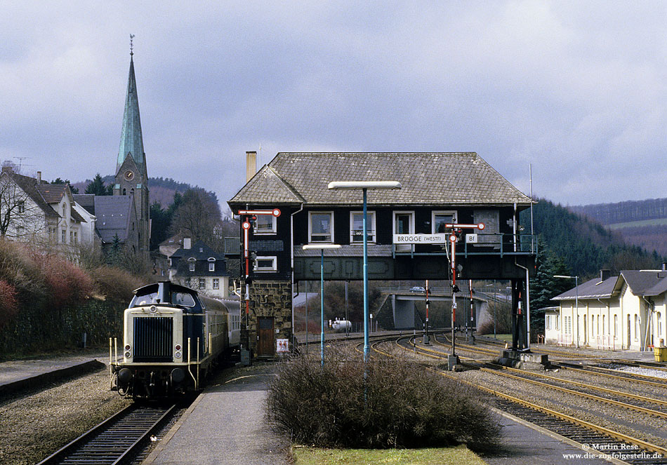 Aus Ldenscheid kommend fhrt die Hagener 212 081 mit dem N6169 in Brgge ein. Nach dem Fahrtrichtungswechsel setzt der Zug seine Fahrt nach Dortmund Hbf fort. 26.3.1986