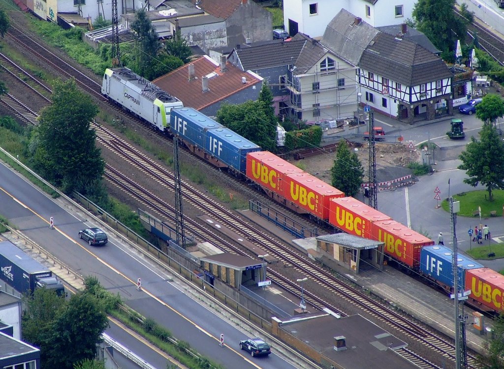 CAPTRAIN mit Containerzug ist am 19.08.2010 auf der rechten Rheinstrecke in Knigswinter (Bilck vom Drachenfels) in Richtung Sden unterwegs.