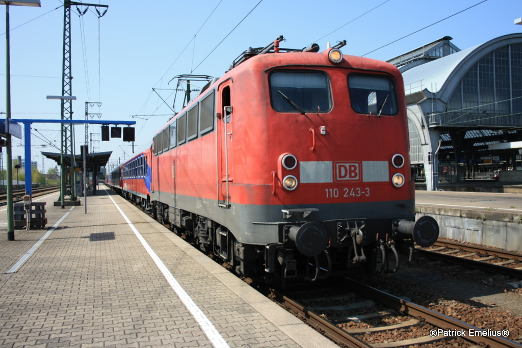 Dann Dortmunder Kasten E10er die zweite, die 110 243-3 war mit einem Bahntouritikexpress am 18.04.2010 in Karlsruhe