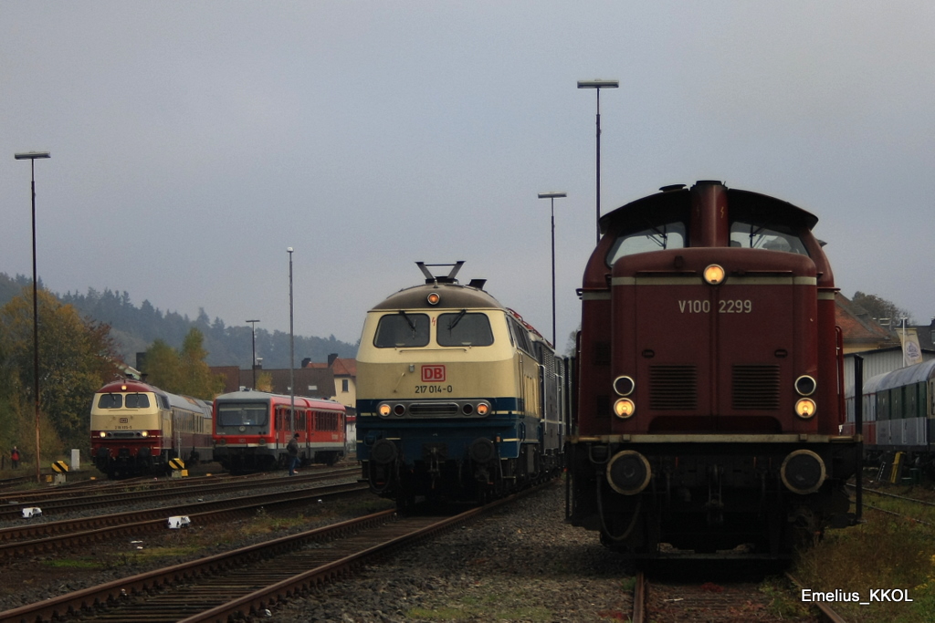 Das erste Bild aus Franlenberg an der Eder mit der V 100 2299, 217 014 une der 218 105. Aufgenommen am 23.10.2010