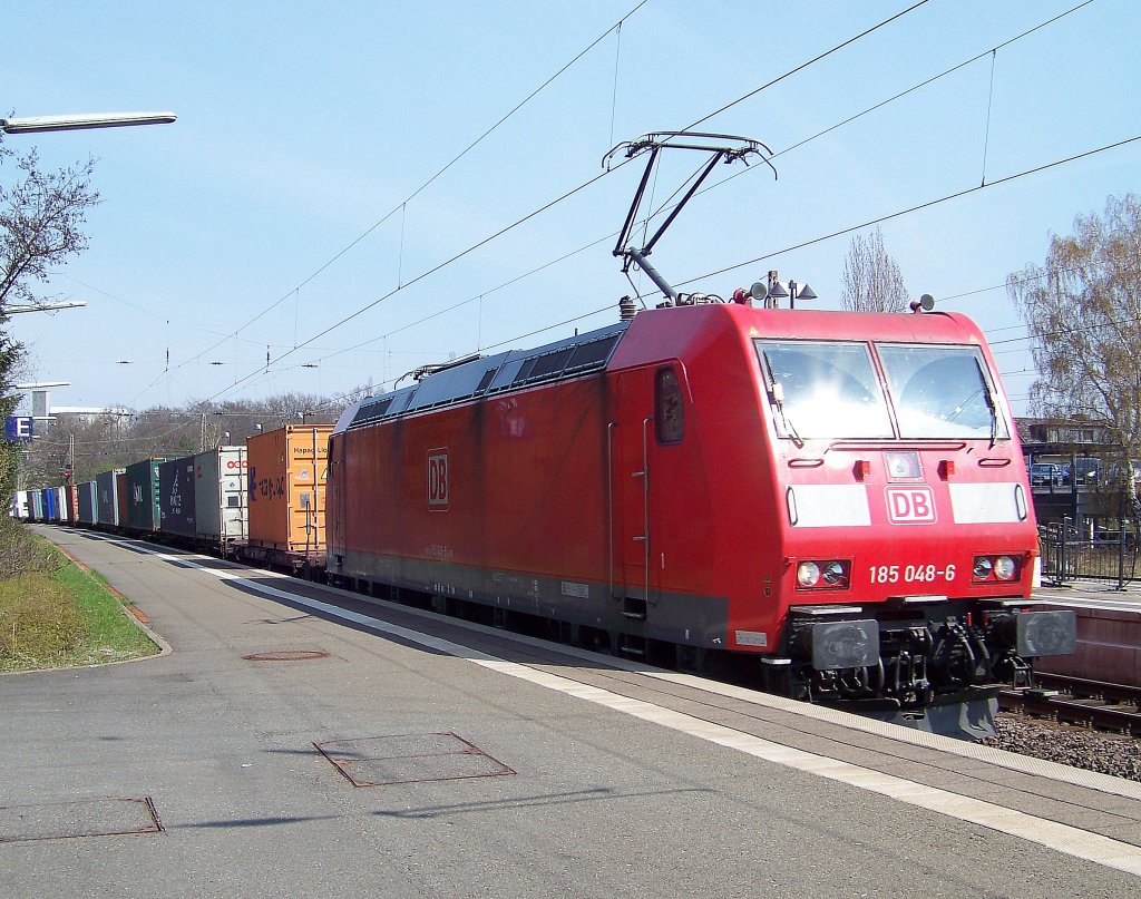 DB 185 048-6 fhrt mit einen Containerzug durch Uelzen (13.04.10)