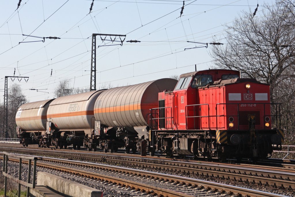 DB 203 112 (i.E. fr Duisportrail) zieht am 7.3.11 einen kurzen Kesselwagenzug durch Duisburg-Neudorf