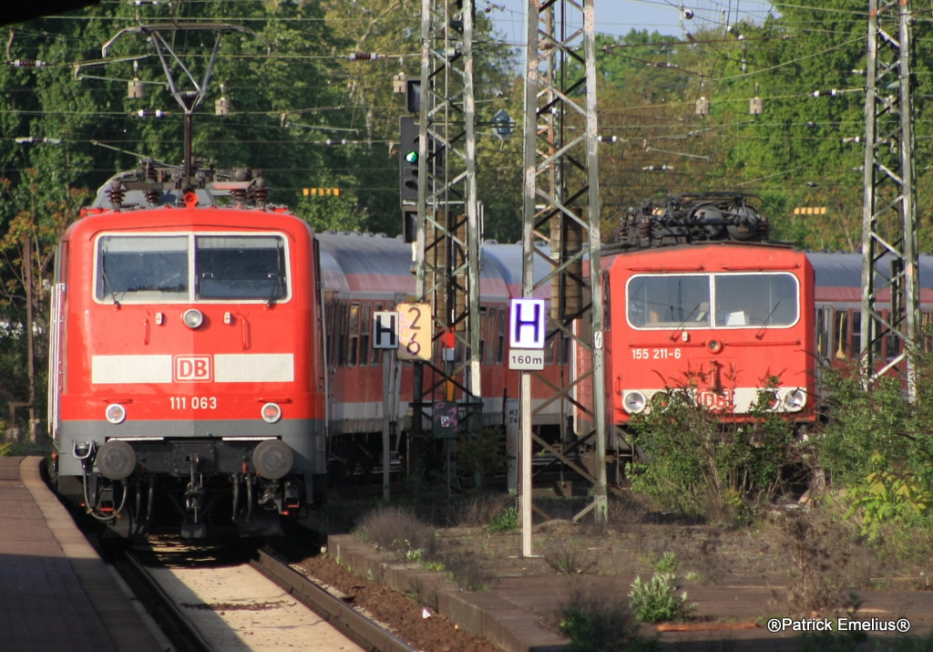 DB111 063 mit frischer Frist und 155 211-6 treffen sich in Frakfurt am Main Ost am 04.05.2010