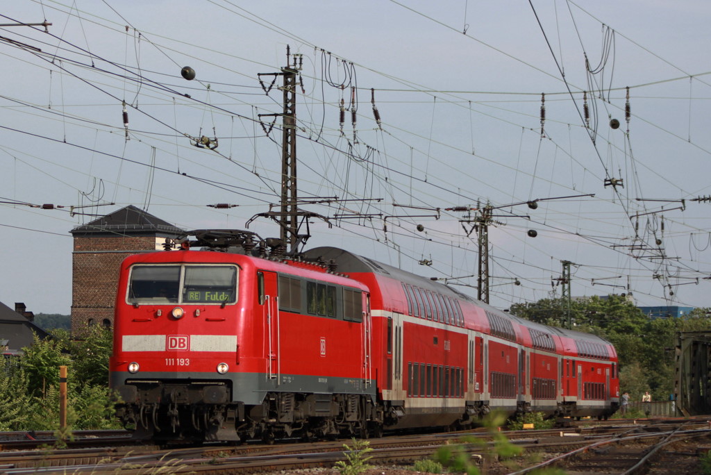 DB111 193 kommt am 22.05.2011 an der Einfahrt Frankfurt vorbei.