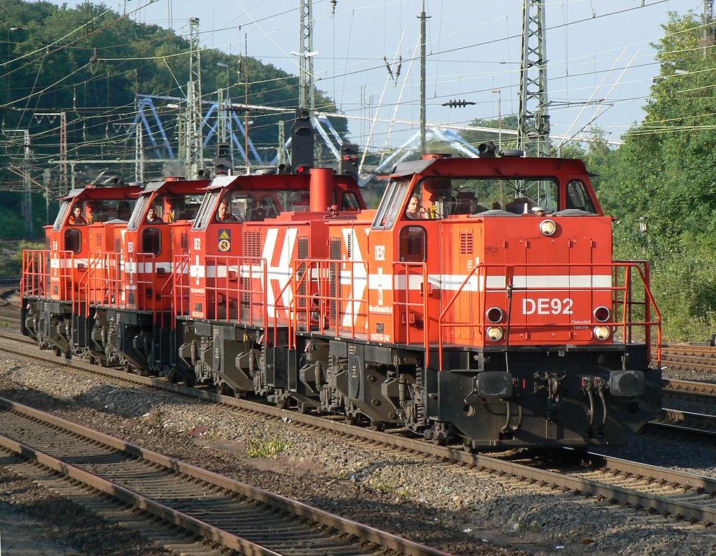 DE 92 der HGK mit drei weiteren Schwesterloks in Köln West am 02.06.2010