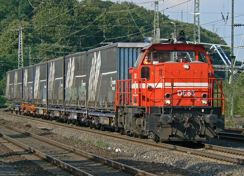 DE83 der HGK mit MEGA COMBI Zug in Kln West am 06.08.2010