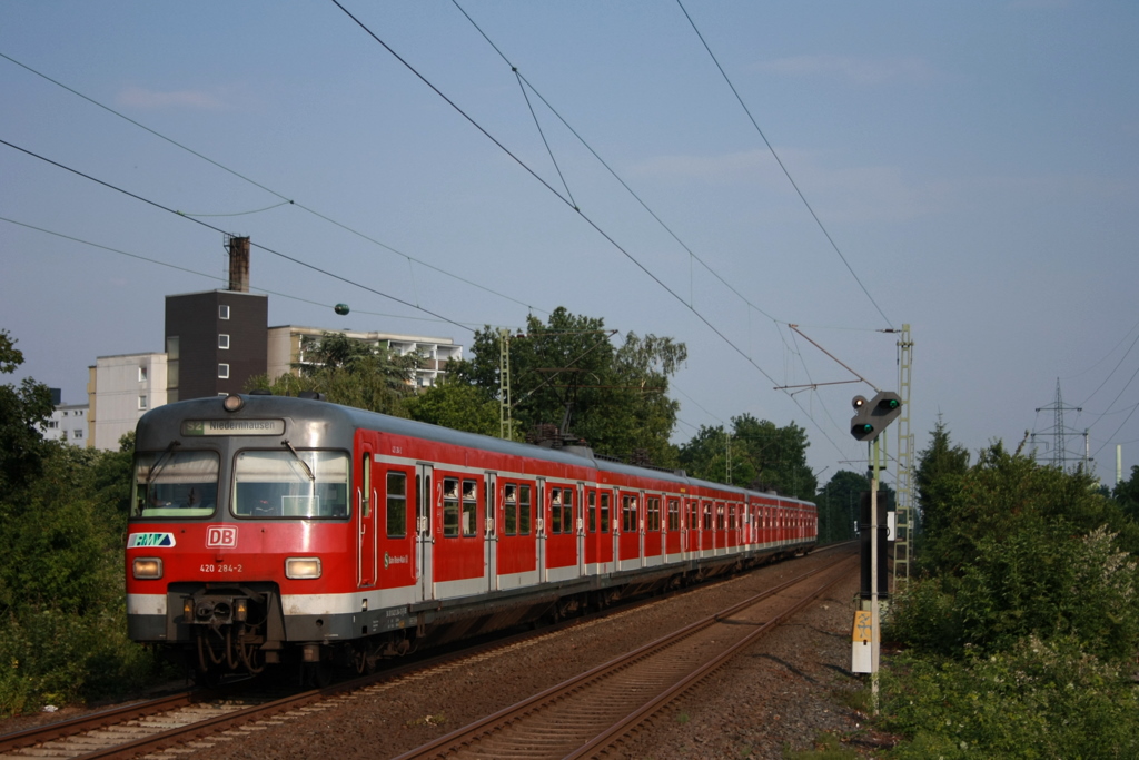 Der 420 248-2 bremst am 18.06.2010 in den Bahnhof Frankfurt Nied.