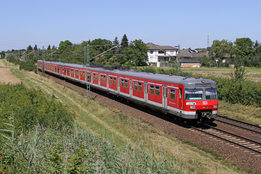 Der 420 384-0 und 420 885-6 in Riedstadt-Wolfskehlen am 01,08,12 
