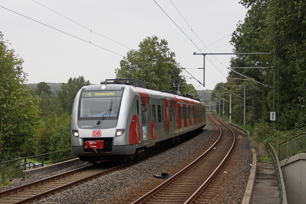 Der 422 061-2 als S9 nach Wuppertal in Wlfrath Aprath am 12,09,11
