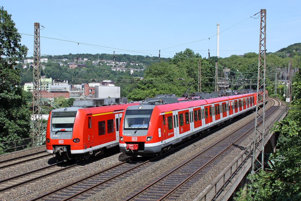 Der 422 560-3 und 425 531-1 in Wuppertal Sonnborn am 16,06,10