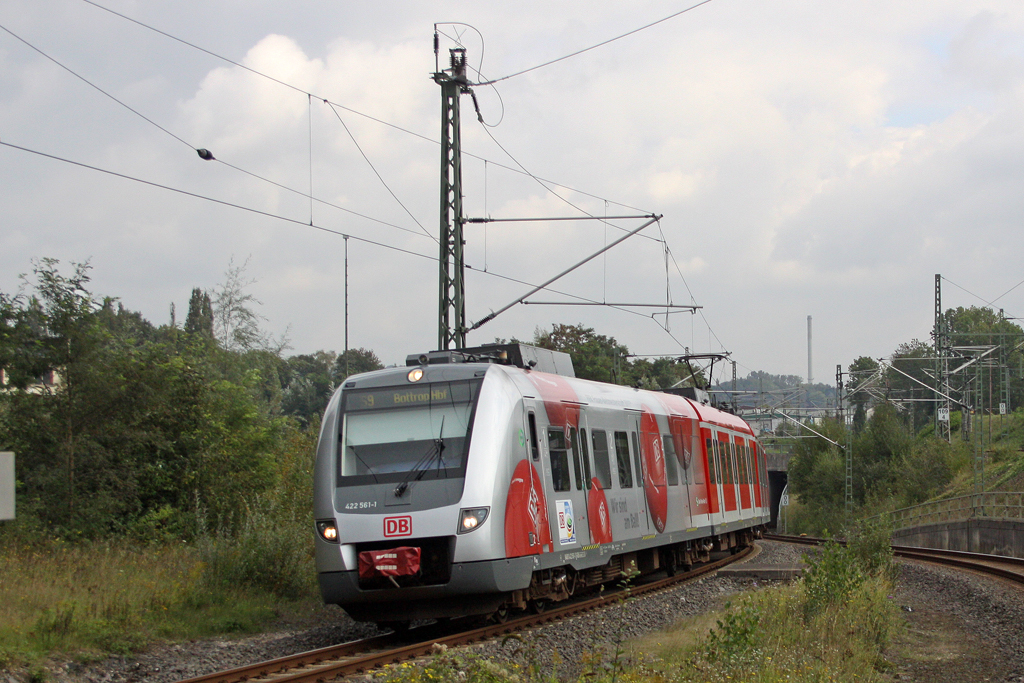 Der 422 561-1 / 422 061-2 als S9 nach Bottrop Hbf in Wuppertal Vohwinkel am 15,09,11 