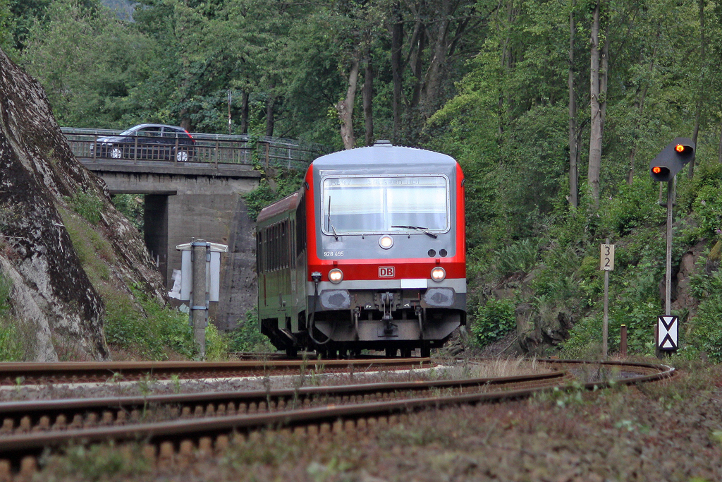 Der 928 495 als RB 47 richtung Solingen in Wuppertal Hammesberg am 08,07,11