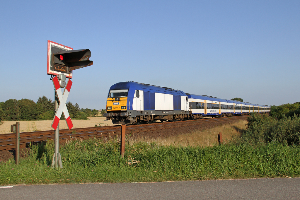 Der B Dreieckskoog Km 213,4 zeigt Achtung 2 Zge wo auch schon der Erste aus Sden kommt , die NOB DE2000-01 Richtung Westerland (Sylt) am 13,08,12