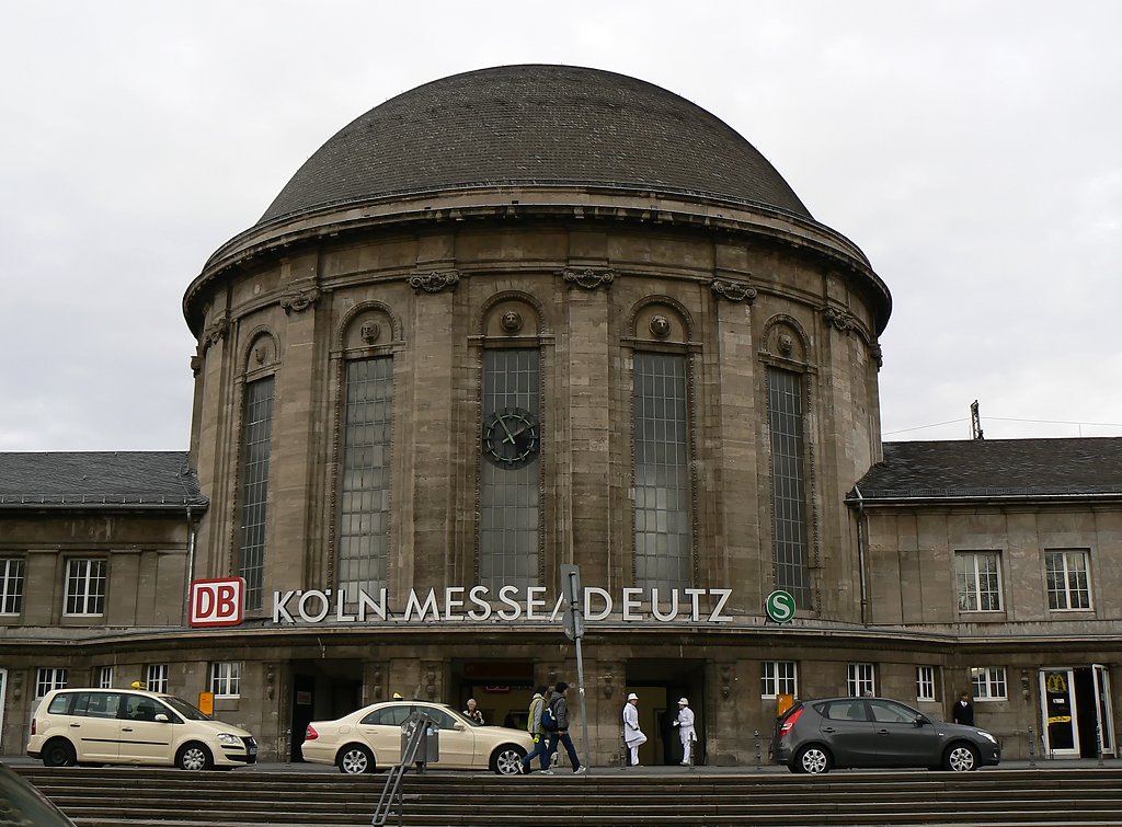 Der Bahnhof Kln Messe/Deutz.