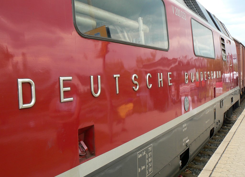 Der erhabene Schriftzug  Deutsche Bundesbahn  an V200 033, ein Stück Geschichte 