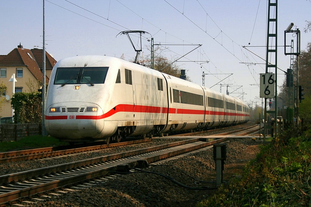 Der ICE1 401 561-6 bei der Durchfahrt in Raunheim aufgenommen am 14.04.2010.