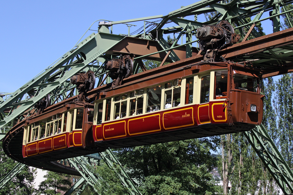 Der Kaiserwagen der Wuppertaler Schwebebahn in Wuppertal Sonnborn am 16,06,10